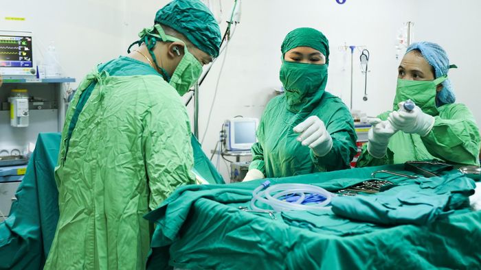 Sau khi em bé được đưa ra ngoài, chúng tôi tiếp tục hoàn tất ca mổ cho sản phụ. Từng mũi khâu được thực hiện cẩn thận, tỉ mỉ. Công đoạn này thường mất khoảng 15 - 30 phút, tùy kỹ thuật, tình trạng vết mổ và diễn biến của ca phẫu thuật.