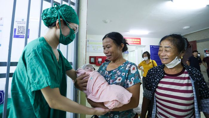 Ca mổ kết thúc, em bé được các điều dưỡng bàn giao cho người thân của sản phụ. Nhìn người nhà đón em bé trong niềm vui, tôi và các đồng nghiệp cũng thấy nhẹ nhõm sau những giờ phút tập trung trong phòng mổ.