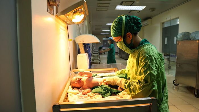Với chúng tôi, đó luôn là khoảnh khắc đặc biệt sau những phút tập trung cao độ của ca mổ. Em bé vừa chào đời, các điều dưỡng nhanh chóng đón bé và mặc quần áo.