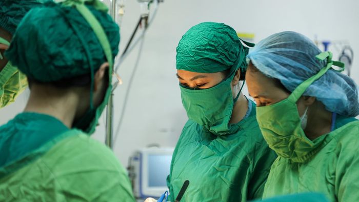Có những phút, mọi người gần như chỉ trao đổi bằng ánh mắt và những câu nói ngắn. Tôi vừa thực hiện từng thao tác, vừa theo dõi sát diễn biến của sản phụ, chờ đợi thời khắc em bé được đưa ra. Mỗi ca sinh mổ thường kéo dài khoảng 30 - 60 phút, tùy tình trạng của sản phụ.