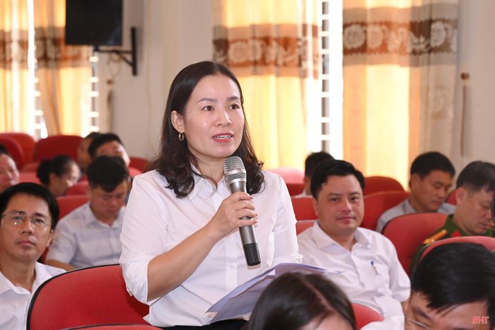 Bà Nguyễn Thị Mỹ Dung - cử tri xã Hương Đô kiến nghị sớm ban hành, hướng dẫn quy định, trình tự, thủ tục xử lý hồ sơ cấp lại giấy chứng nhận quyền sử dụng đất sau khi đo đạc lại nhưng có phát sinh diện tích theo thực tế.