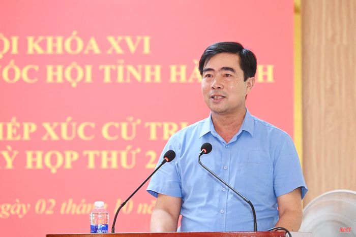 Phó Giám đốc Sở Nội vụ Bùi Quang Dương trao đổi, giải trình một số nội dung thuộc thẩm quyền.