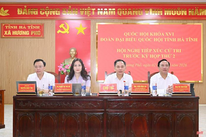 Các đồng chí chủ trì hội nghị tiếp xúc cử tri.