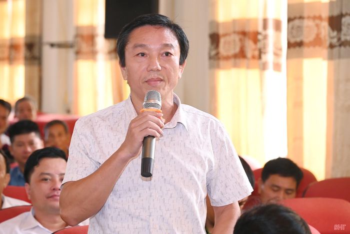 Ông Đinh Công Tịu - cử tri xã Hương Khê kiến nghị hoàn thiện chế độ tiền lương, phụ cấp và chính sách phù hợp đối với cán bộ, công chức cấp xã tương xứng với yêu cầu nhiệm vụ