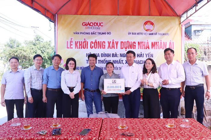 Cũng trong sáng nay, Ủy ban MTTQ xã Thạch Lạc đã phối hợp khởi công nhà nhân ái cho hộ gia đình chị Ngô Thị Hải Yến (hộ nghèo tại thôn Thống Nhất, xã Thạch Lạc). Kinh phí hỗ trợ xây dựng nhà ở là 160 triệu đồng do chính quyền địa phương và Báo Giáo dục và Thời đại khâu nối, kêu gọi.