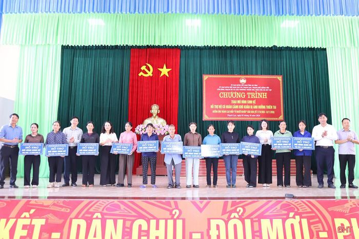 Lãnh đạo MTTQ tỉnh và chính quyền địa phương trao biểu trưng hỗ trợ 12 mô hình sinh kế bò sinh sản cho các hộ dân xã Thạch Lạc.