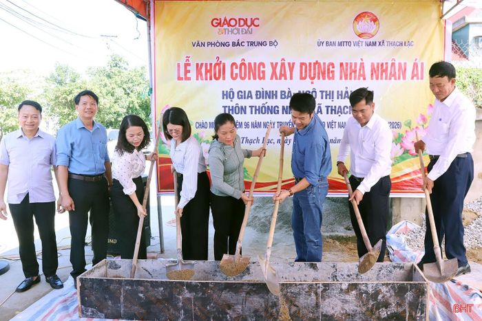  Sau khi khởi công, cấp ủy, chính quyền, MTTQ và các tổ chức chính trị - xã hội tại địa phương sẽ giám sát quá trình thi công đảm bảo chất lượng, tiến độ. Đồng thời, huy động thêm ngày công, nguồn lực để giúp gia đình hoàn thành nhà ở trước dịp Tết Nguyên đán. Trong ảnh: Lãnh đạo Ủy ban MTTQ tỉnh, đại diện chính quyền địa phương và đơn vị tài trợ làm lễ khởi công nhà ở. 