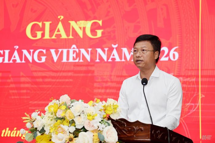 Hiệu trưởng Trường Chính trị Trần Phú Phan Duy Vĩnh phát biểu tại lễ khai giảng.
