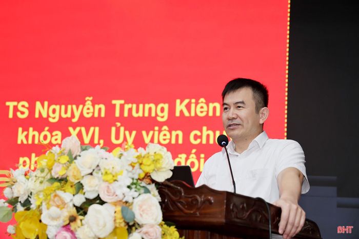 PGS.TS Nguyễn Trung Kiên - Phó Giám đốc Học viện An ninh nhân dân quán triệt chuyên đề "Những vấn đề mới về an ninh, quốc phòng trong tình hình hiện nay và những vấn đề đặt ra đối với địa phương, cơ sở".