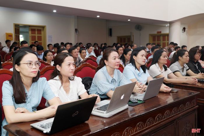 Học viên lắng nghe các chuyên đề tại lớp bồi dưỡng.
