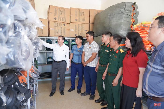 Đoàn trực tiếp kiểm tra các loại vật tư, trang thiết bị, phương tiện, cơ sở vật chất phục vụ công tác phòng, chống thiên tai tại các địa phương.