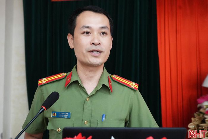 Các báo cáo viên Bộ chỉ huy quân sự tỉnh, Công an tỉnh phổ biến các nội dung về phòng chống rửa tiền, tài trợ khủng bố, tài trợ phổ biến vũ khí hủy diệt hàng loạt.