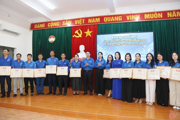 Tại hội nghị, Ban Tổ chức đã trao Bằng khen của Trung ương Đoàn cho 15 cá nhân thuộc các trường học...