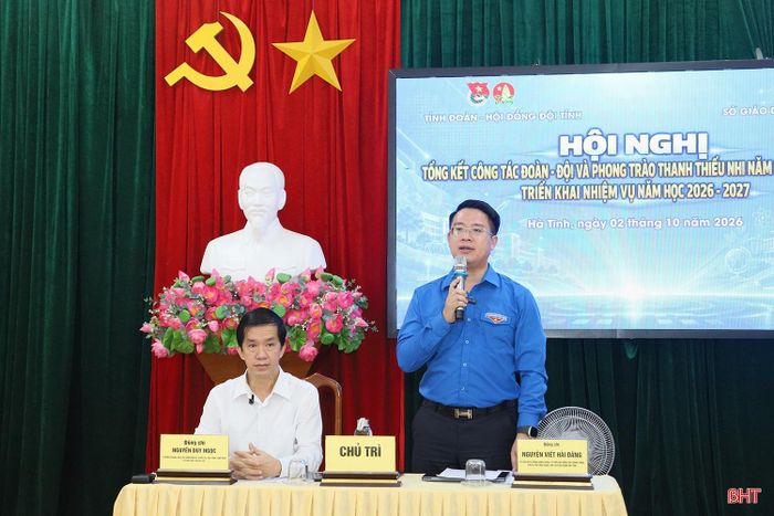 Chủ trì hội nghị.
