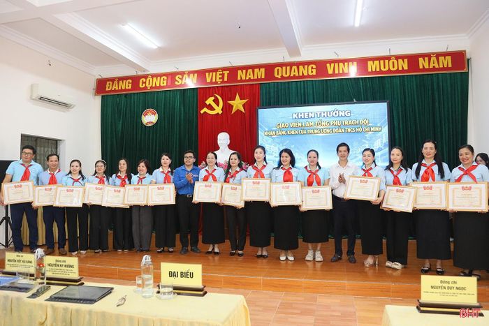 .... và 31 giáo viên làm Tổng phụ trách Đội vì có thành tích xuất sắc trong công tác Đoàn, Đội và phong trào thanh thiếu nhi năm học 2025 – 2026.