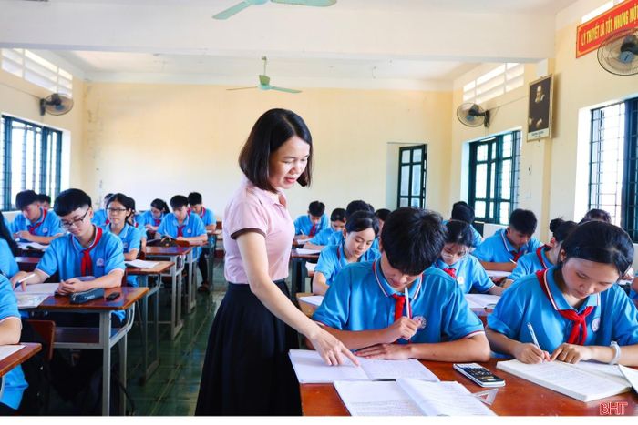 Thầy cô Trường THCS Cẩm Bình chú trọng giảng dạy đầy đủ các môn học, giúp học sinh tránh tâm lý học lệch khi phương án thi tuyển sinh lớp 10 thay đổi.