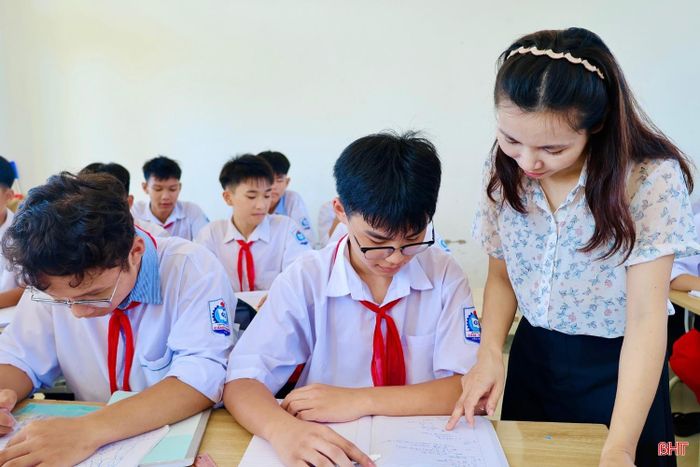 Giáo viên Trường THCS Cẩm Trung vừa duy trì việc dạy học, vừa cập nhật thông tin về phương án tuyển sinh để kịp thời hướng dẫn học sinh.