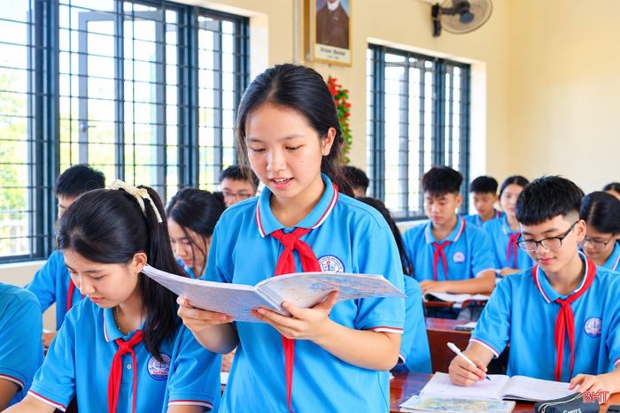 Em Nguyễn Song Thư duy trì việc học và ôn tập các môn để củng cố kiến thức, chuẩn bị nền tảng cho chặng đường học tập sau này.