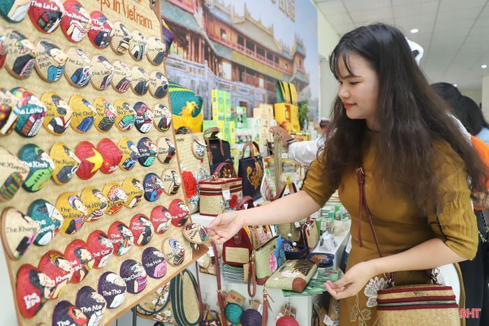 Đa dạng sản phẩm của khu vực Bắc Trung Bộ được trưng bày tại hội nghị.