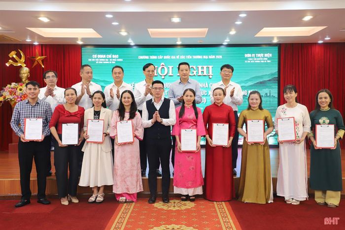 Lãnh đạo Cục Xúc tiến thương mại và các sở, ngành Hà Tĩnh chứng kiến trao biên bản ghi nhớ hợp tác kinh doanh giữa các đơn vị.