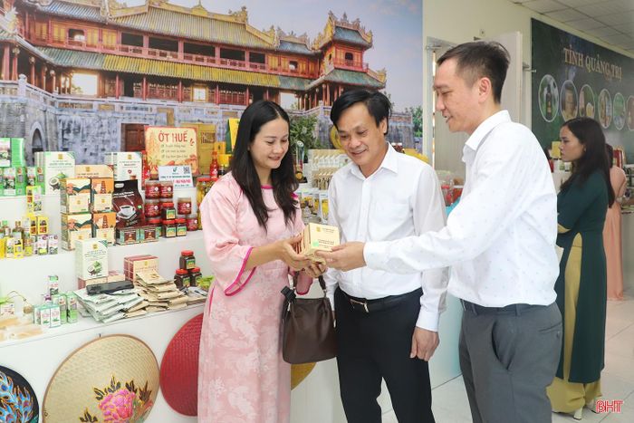 Lãnh đạo Trung tâm Khuyến công và Xúc tiến thương mại tỉnh Hà Tĩnh tham quan các gian hàng trưng bày tại hội nghị.