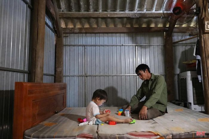 Anh Nguyễn Văn Đoài vất vả chăm lo từng bữa ăn, giấc ngủ cho các con.