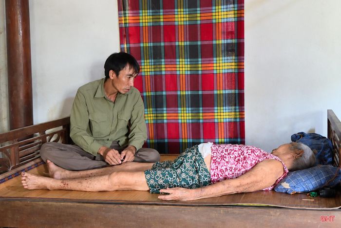 Anh Nguyễn Văn Đoài lặng lẽ chăm sóc người mẹ già.