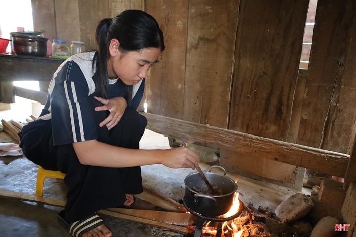 Mẹ không còn, nhà lại nghèo, em Nguyễn Thị Cẩm Tú đang có ý định đi làm để nhường tiền học cho các em.