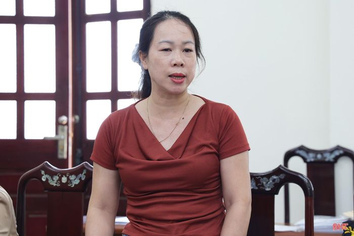 Chị Trần Thị Thắm - Giám đốc HTX Dịch vụ vệ sinh môi trường xã Thạch Kim (xã Lộc Hà) phản ánh khó khăn trong thu gom, vận chuyển rác vì quãng đường vận chuyển xa.