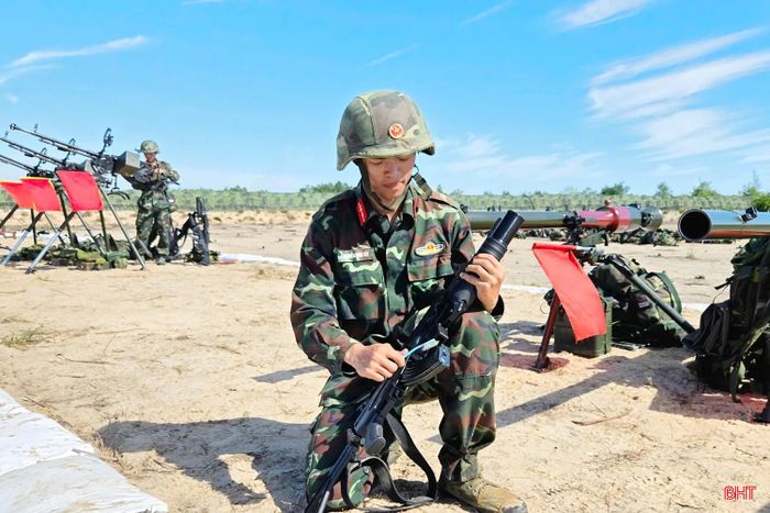 Súng tiểu liên STV-380, kẹp phóng lựu SPL-40 hiện đại do Việt Nam tự sản xuất lần đầu được sử dụng bắn đạn thật trong diễn tập.