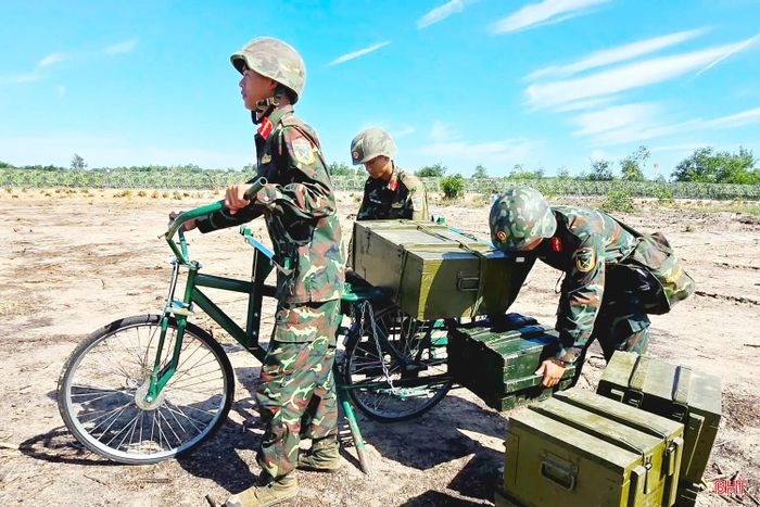 Vận chuyển vũ khí, đạn dược và các trang thiết bị diễn tập ra vị trí.