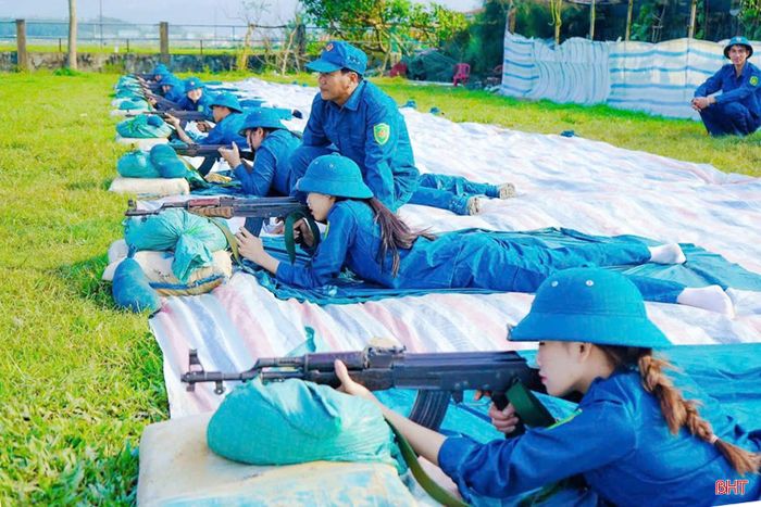Lực lượng dân quân phường Sông Trí tiếp tục huấn luyện để thành thục các thao tác chiến đấu.