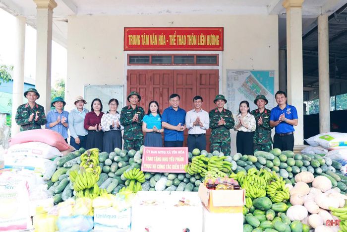Mặt trận Tổ quốc xã Yên Hòa trao tặng nhu yếu phẩm cho các đơn vị tham gia diễn tập trên địa bàn.