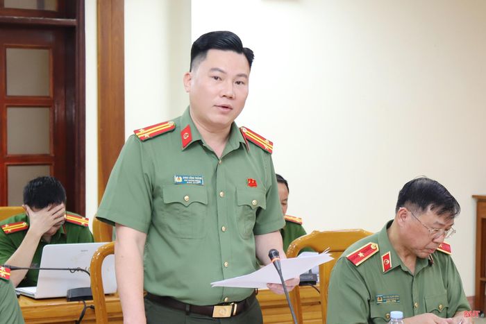 Trung tá Đinh Công Thành - Phó Trưởng đoàn thanh tra phổ biến tóm tắt nội dung kế hoạch thanh tra.