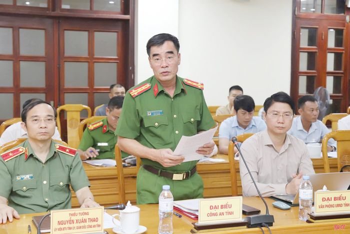 Đại tá Nguyễn Duy Đông - Phó Giám đốc Công an tỉnh báo cáo tóm tắt kết quả việc chấp hành các quy định của pháp luật về quản lý, sử dụng vũ khí, vật liệu nổ và công cụ hỗ trợ.