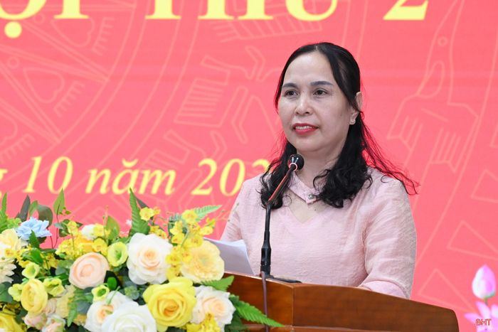 Bà Bùi Thị Bảy - cử tri xã Đức Thịnh kiến nghị nghiên cứu bổ sung chính sách phụ cấp phù hợp cho đội ngũ cán bộ, công chức, viên chức cấp xã và người hoạt động không chuyên trách ở thôn.
