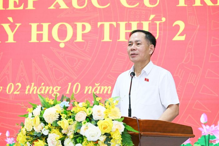 Phó Trưởng đoàn chuyên trách Đoàn ĐBQH tỉnh Trần Đình Gia tiếp thu, giải trình một số ý kiến tại hội nghị.