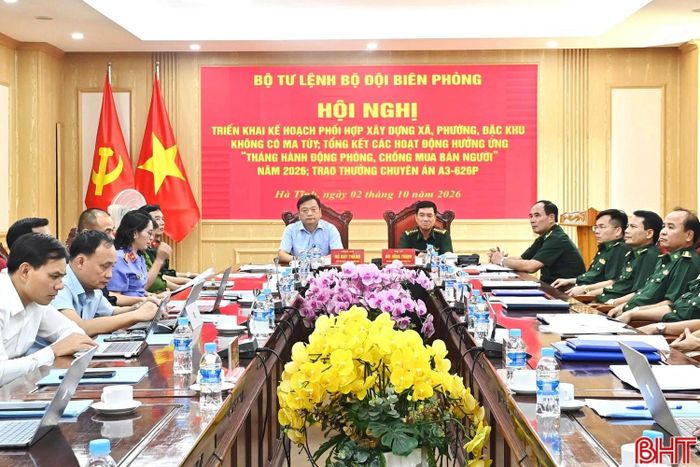 Phó Chủ tịch UBND tỉnh Hồ Huy Thành và Đại tá Bùi Hồng Thanh - Chỉ huy trưởng Ban Chỉ huy BĐBP (Bộ CHQS tỉnh) điều hành tại điểm cầu Hà Tĩnh.