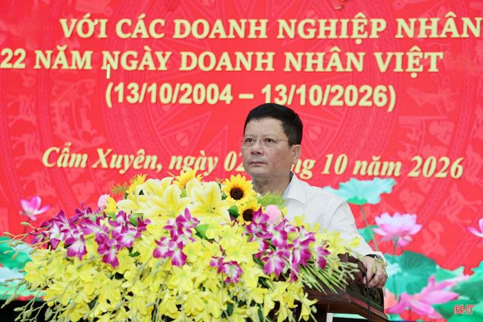 Ông Phan Trọng Bình - Chủ tịch UBND xã Cẩm Xuyên phát biểu tại buổi gặp mặt.
