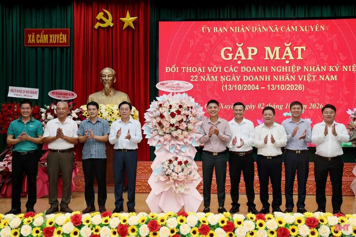 ... và tặng hoa chúc mừng Hội Doanh nghiệp xã Cẩm Xuyên nhân ngày Doanh nhân Việt Nam.