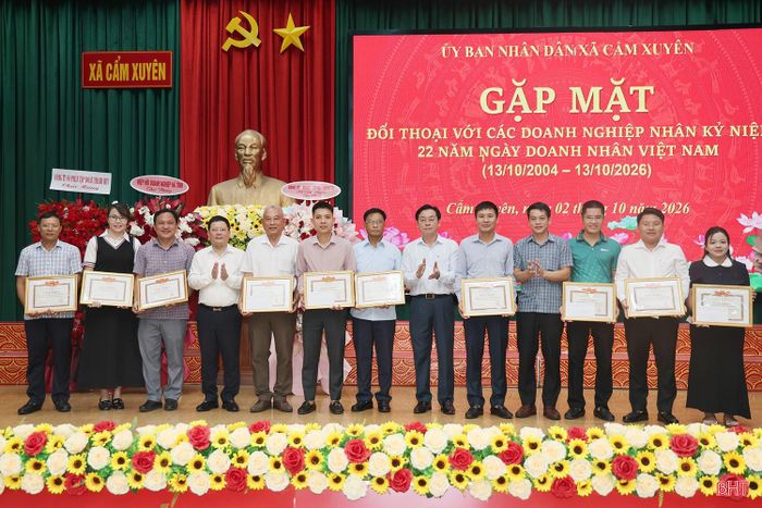 Lãnh đạo xã Cẩm Xuyên trao giấy khen cho các tập thể...
