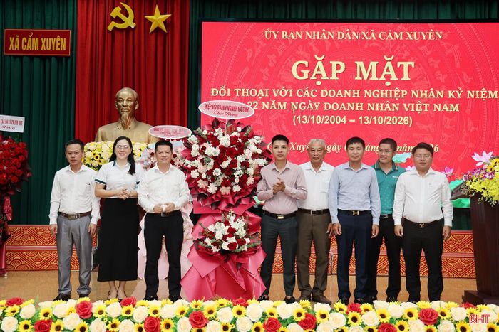 Hiệp hội Doanh nghiệp tỉnh tặng hoa chúc mừng Hội Doanh nghiệp xã Cẩm Xuyên.
