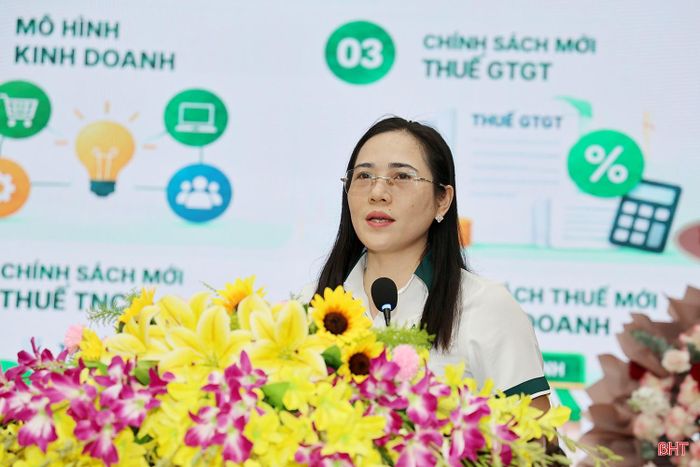 Bà Bùi Thị Hà - Phó Chủ tịch Hội Doanh nhân trẻ Hà Tĩnh, Giám đốc Công ty TNHH Học viện Đào tạo kế toán AATC Việt Nam trình bày chuyên đề về chính sách thuế, kế toán.