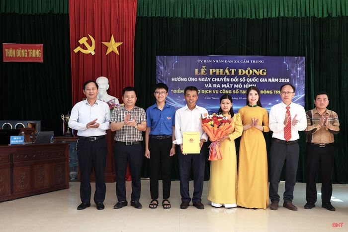 Lãnh đạo xã Cẩm Trung tặng hoa Tổ hỗ trợ dịch vụ công số thôn Đông Trung