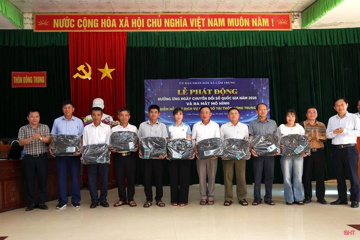 Lãnh đạo xã Cẩm Trung trao máy tính, máy in phục vụ công tác chuyển đổi số cho đại diện 9 thôn trên địa bàn xã.
