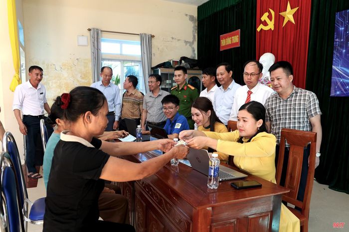 Lực lượng Tổ hỗ trợ dịch vụ công số thôn Đông Trung hỗ trợ người dân kích hoạt VNeID, nộp hồ sơ dịch vụ công trên điện thoại và máy tính.