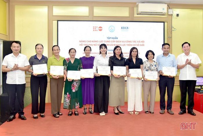 Đại diện lãnh đạo Sở Y tế, Trung tâm Công tác xã hội - Giáo dục nghề nghiệp cho người khuyết tật Hà Tĩnh trao chứng nhận hoàn thành chương trình tập huấn cho các học viên.