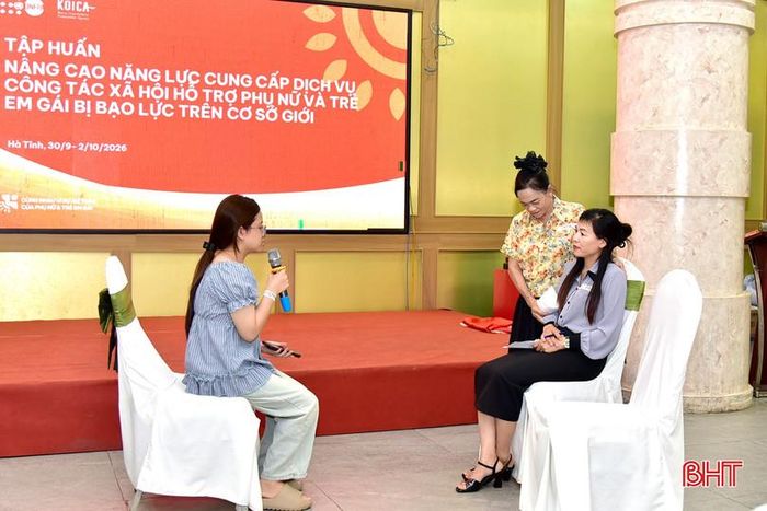 Nhóm học viên thực hành hỗ trợ người bị bạo lực giới.