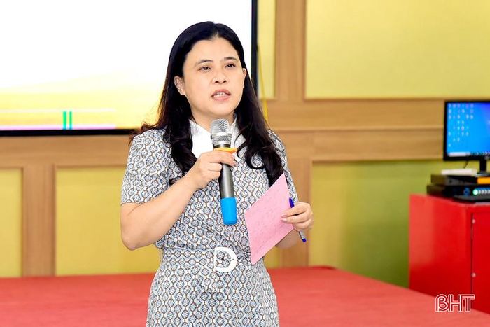 Giảng viên, Tiến sĩ Lê Thị Thúy Ngà hướng dẫn học viên các kỹ năng làm việc, hỗ trợ người bị bạo lực trên cơ sở giới.