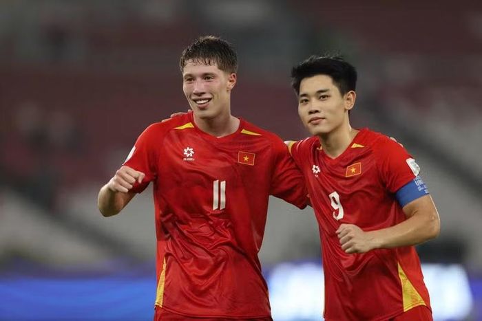 Đình Bắc chia vui cùng Minh Hoàng (trái) sau bàn nâng tỷ số lên 4-2, trên sân Gelora Bung Karno, Jakarta ngày 2/10. Ảnh: Đức Đồng